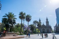 Der Plaza de Armas ist auch voller Polizisten, die Touristen lassen sich mit ihnen fotografieren. Im Hintergrund die ...